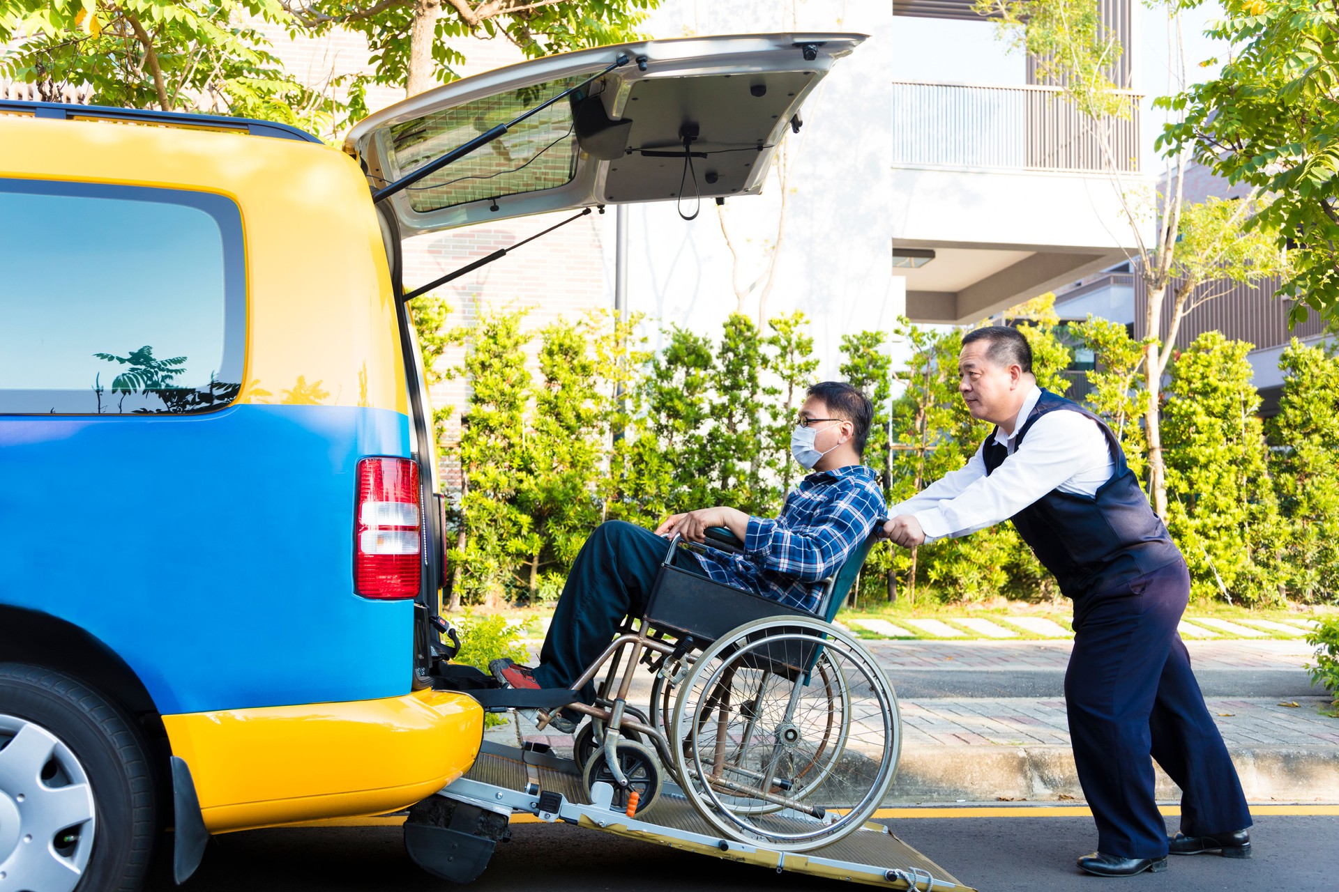 Fahrer damit Mann auf Rollstuhl sich in ein taxi