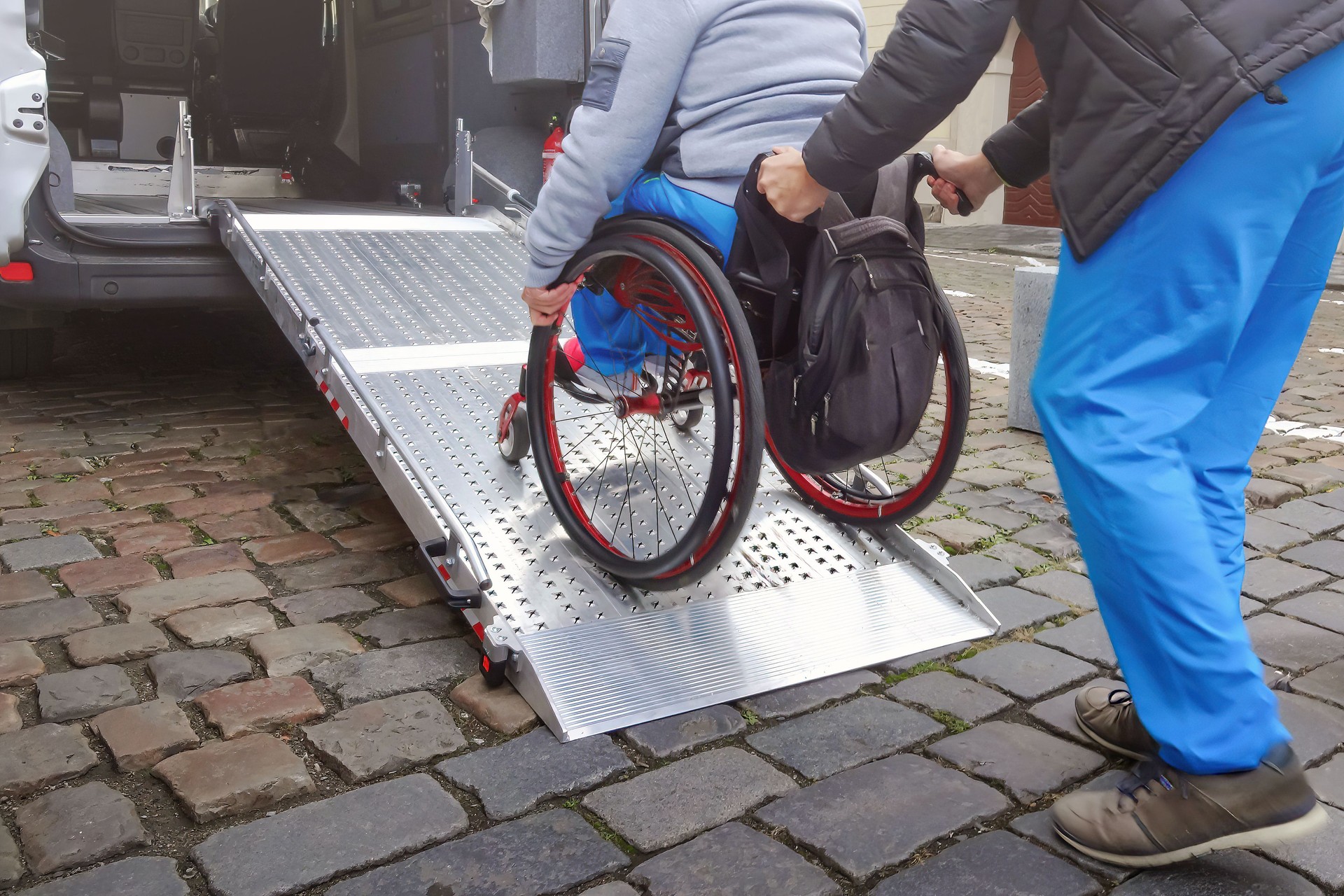 Rollstuhlfahrer auf barrierefreier Autorampe